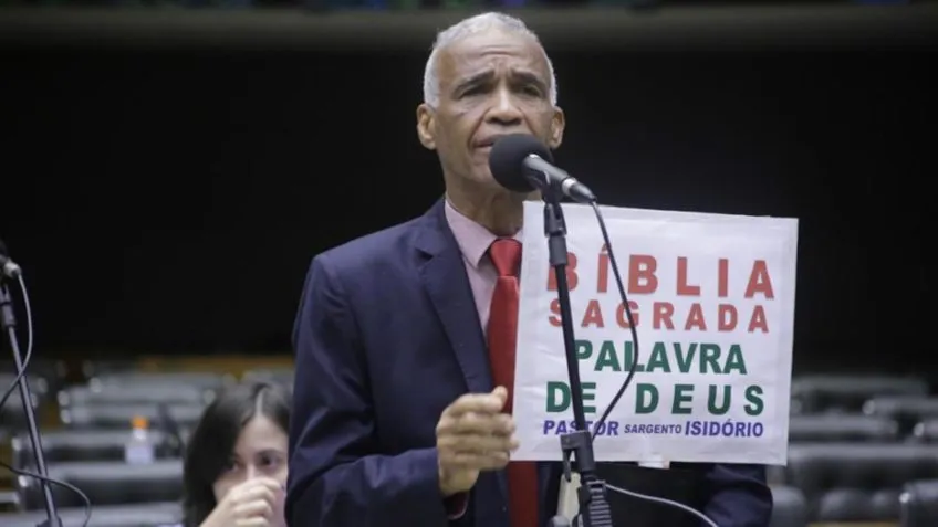 “Independente de religião, esse é um livro que traz paz”, disse Sargento Isidório ao defender o projeto