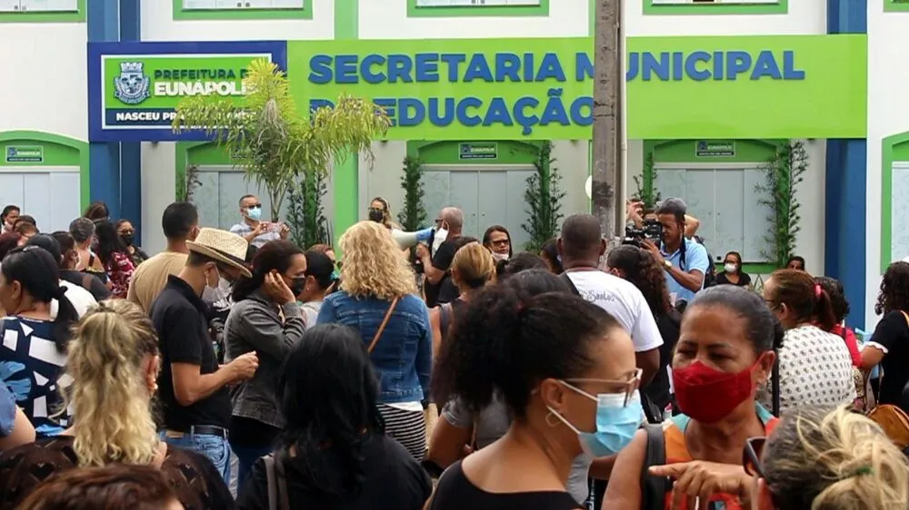 Justiça solicitou também o retorno de 50% do total dos servidores públicos lotados na Secretaria de Educação do município