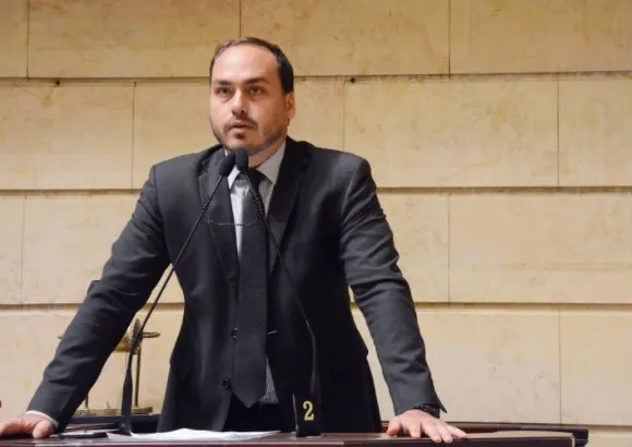 O MPRJ recebeu dados fiscais e bancários de Carlos e mais 26 assessores