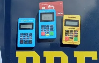 Três maquininhas de cartão foram apreendidas