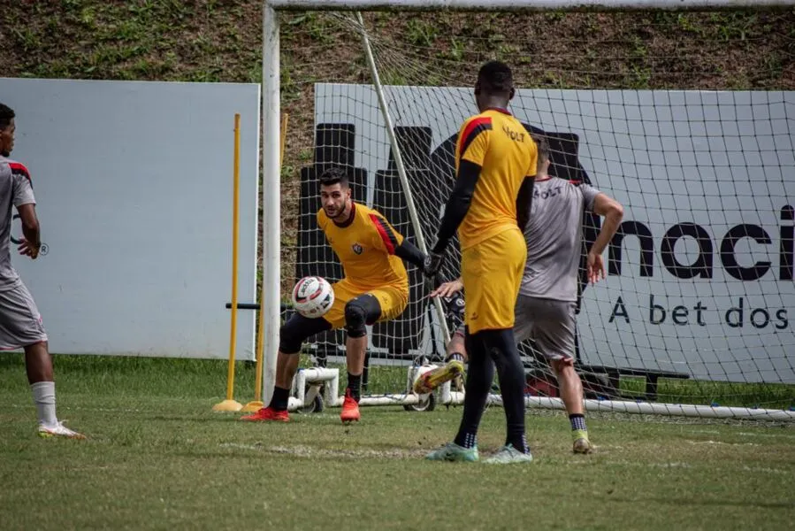 Goleiro Dalton (foto) está treinando com o grupo desde quarta-feira