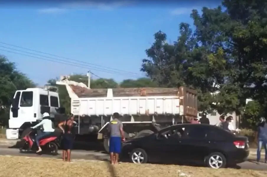Acidente aconteceu na avenida César Borges na manhã de quinta-feira
