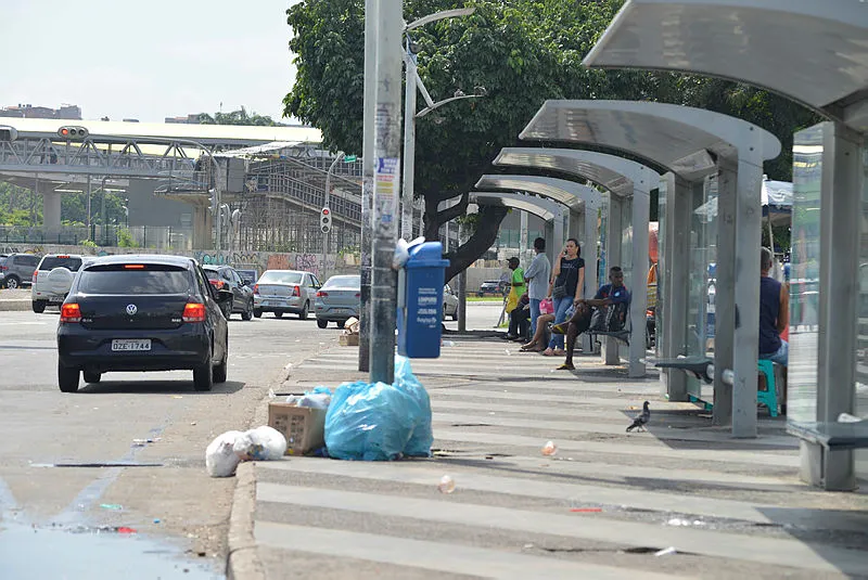 Abrigos de pontos de ônibus estão entre os equipamentos a serem concedidos