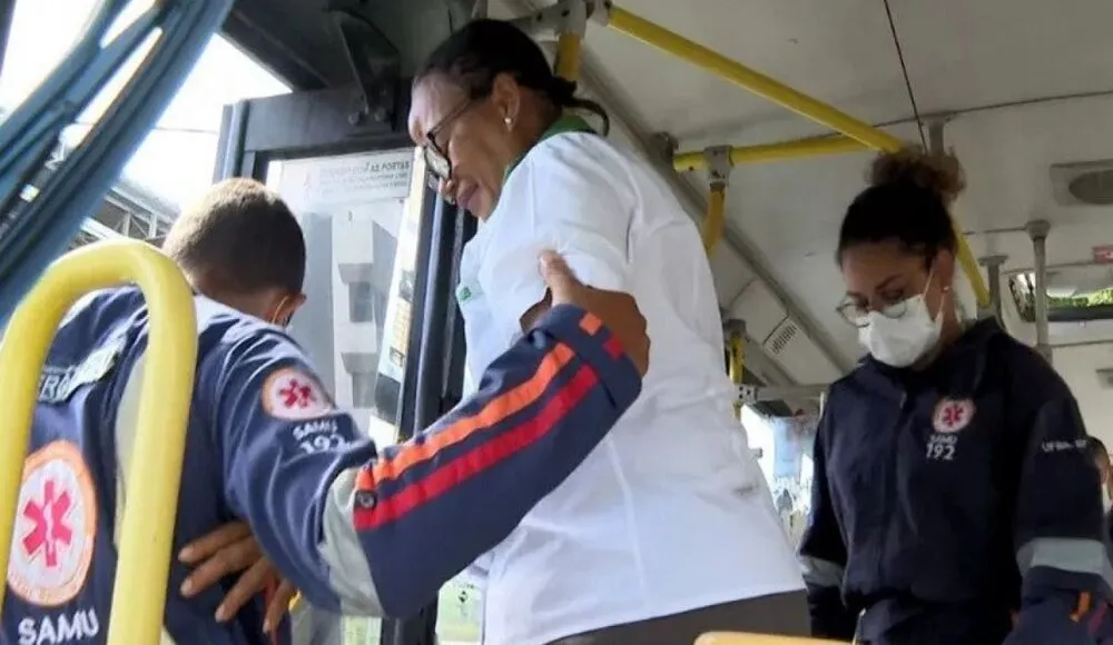 A cobradora de um dos ônibus teve ferimentos leves