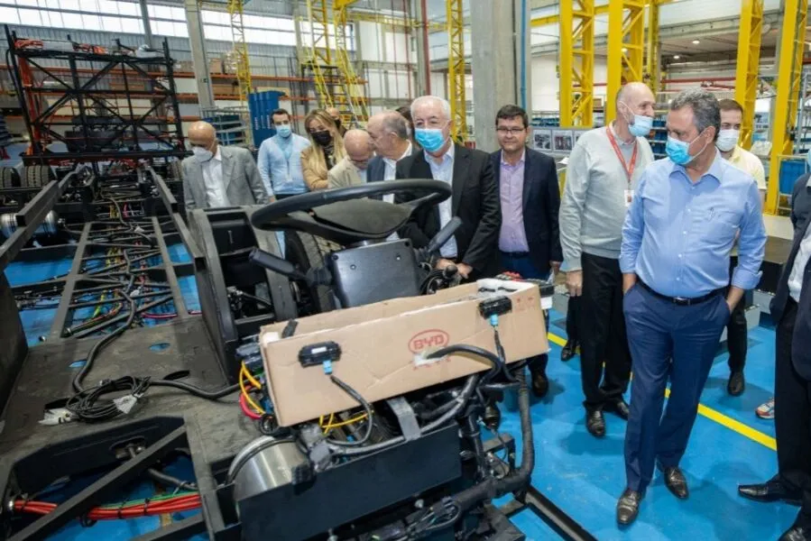 Governador e outros membros do governo do Estado durante visita a fábrica da BYD, em Campinas