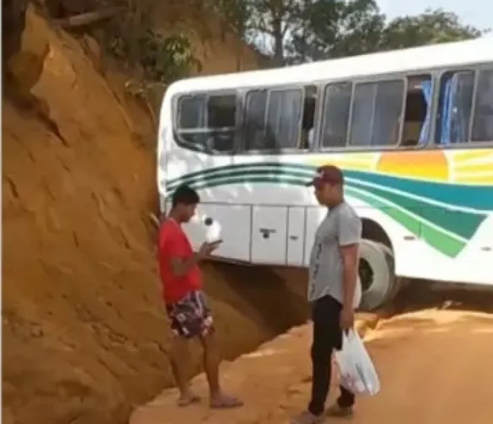 Imagens divulgadas nas redes sociais mostram que ônibus ficou atravessado na estrada