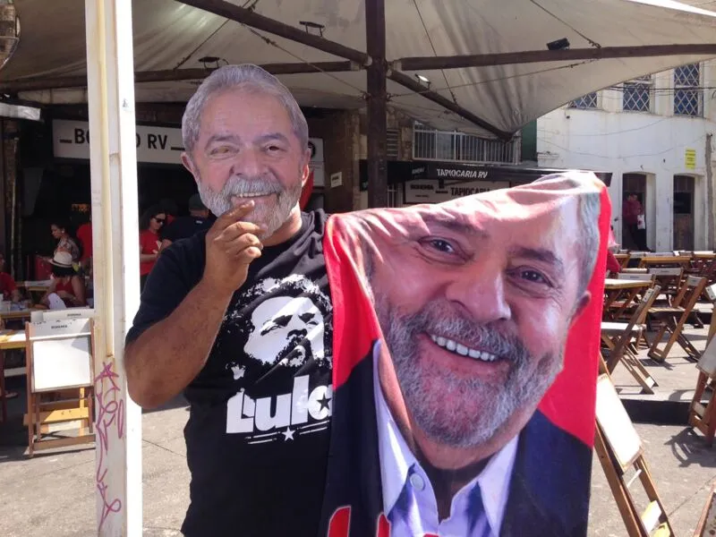 Máscaras de Lula foram distribuídas no Rio Vermelho