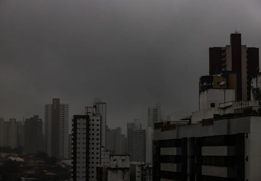 Tempo na capital deve continuar chuvoso nesta segunda-feira