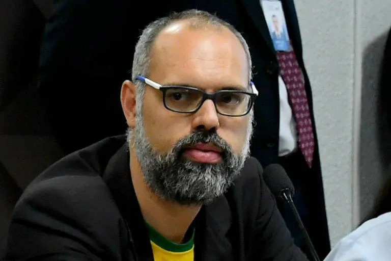 Polícia Federal aponta que Allan dos Santos é “responsável por atacar integrantes de instituições públicas, desacreditar o processo eleitoral brasileiro e reforçar o discurso de polarização”