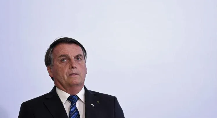 Bolsonaro alega que há um impasse, pois o aumento para todas as categorias “desagradaria a todos”