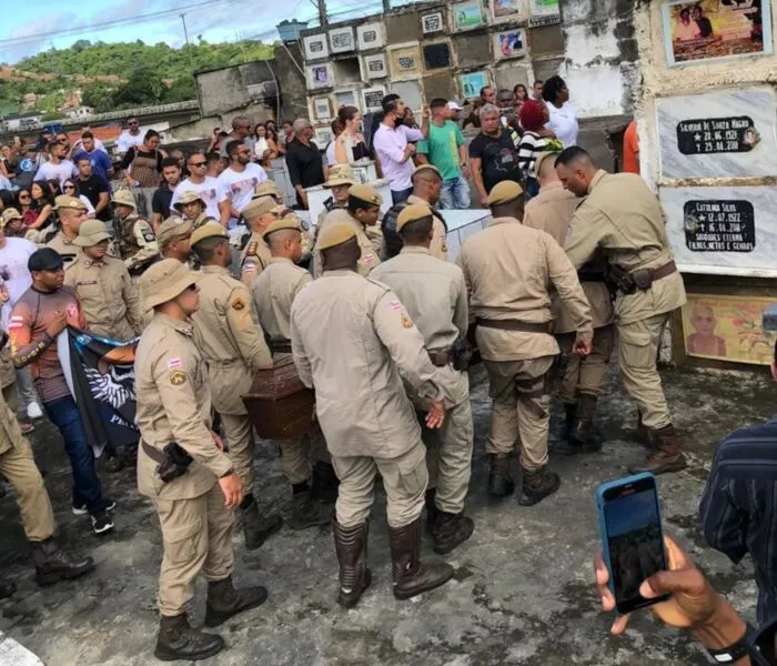 Corpo do soldado Vitor Cruz foi carregado por colegas PMs na chegada ao cemitério