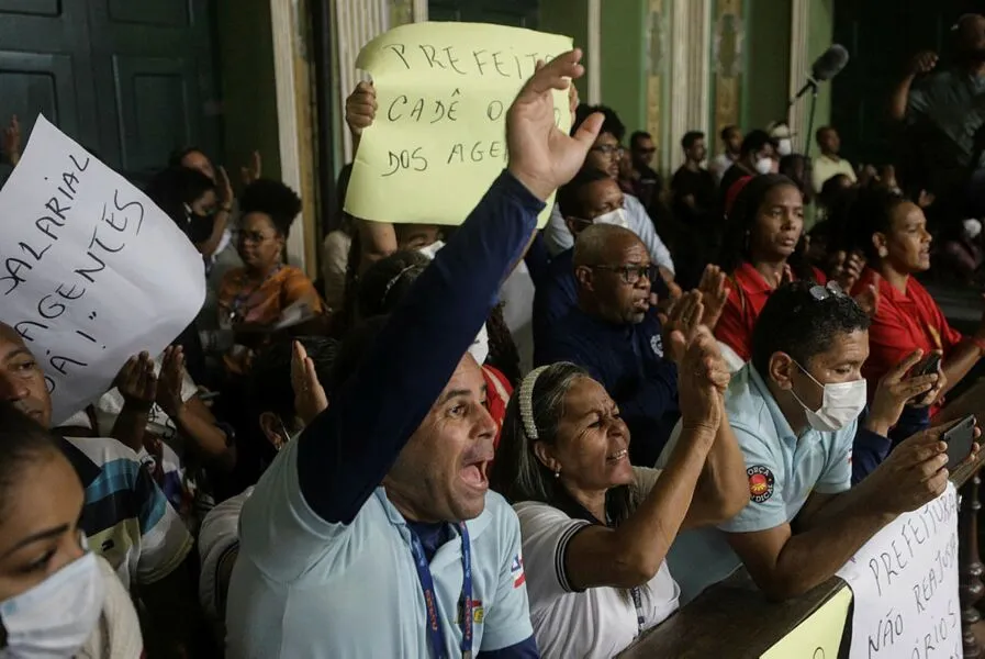 Servidores municipais alegam que salário não é reajustado há oito anos pela Prefeitura