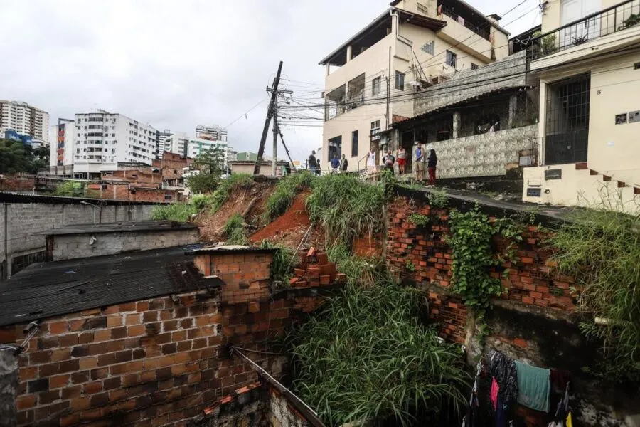 Com deslizamento, rua foi interditada