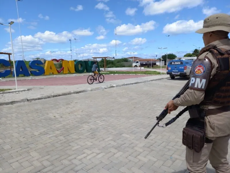 Com o suspeito, foram apreendidos uma espingarda e munições