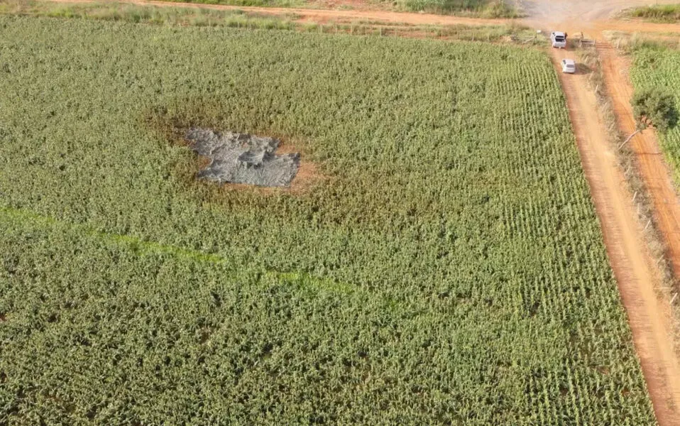 Imagens aéreas mostram que o local da queda do foguete foi coberta por uma lona