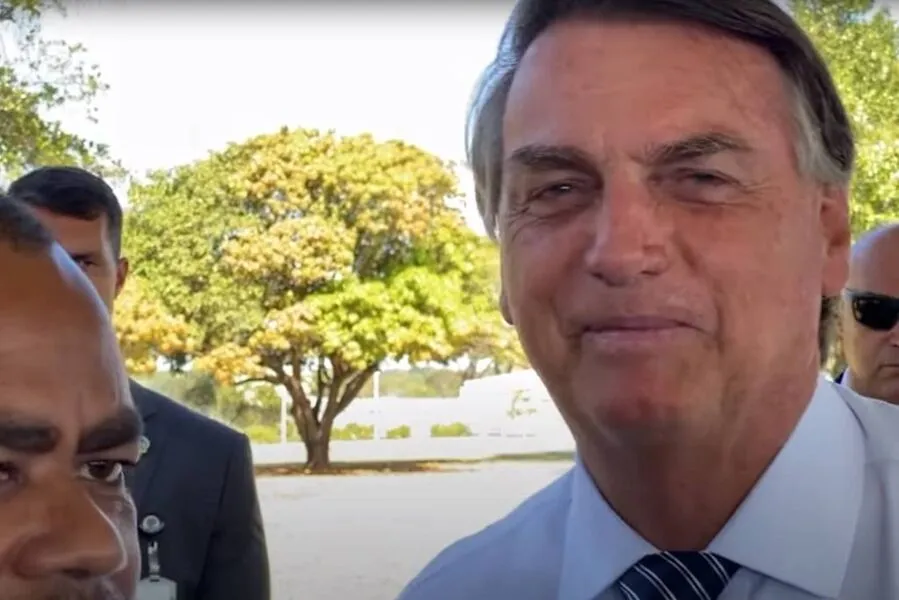 Bolsonaro ao lado de aliado negro ao qual se referiu com expressão racista