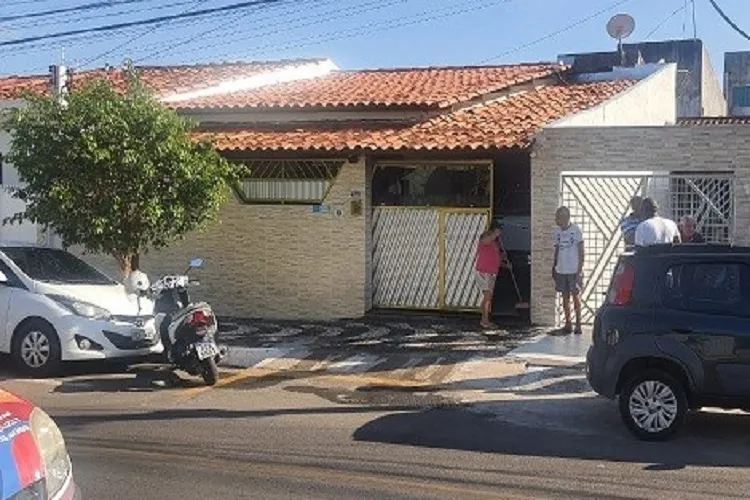 Esposa de comerciante estava varrendo calçada de casa, quando dois homens se aproximaram e anunciaram o assalto