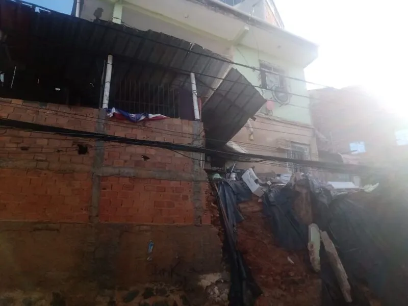 No imóvel já havia ocorrido, em outra ocasião, o desabamento de uma contenção de blocos de pedra
