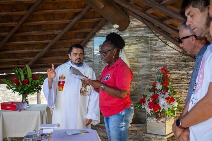 A missa conduzida pelo Frei Edalan Guedes, da Paróquia Nossa Senhora da Luz