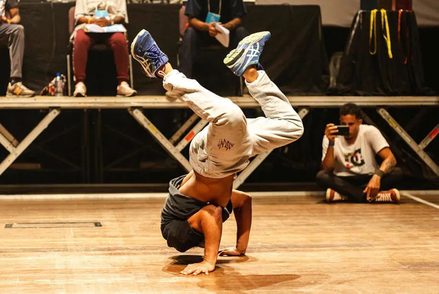 Performance do B-boy Vinny, de Simões Filho