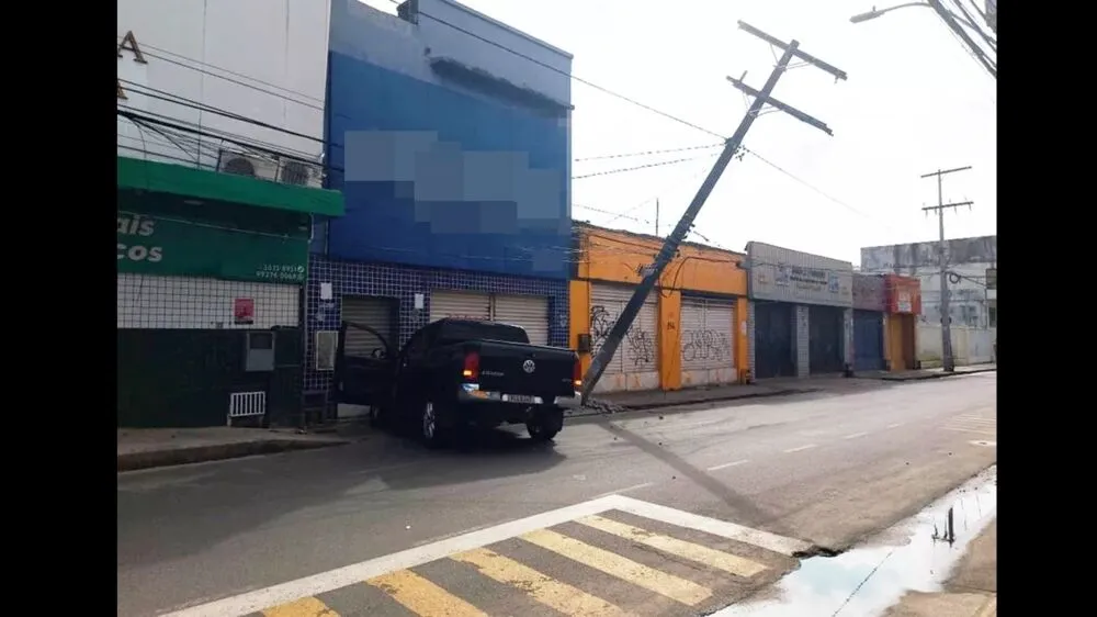 O impacto fez com que o poste ficou inclinado