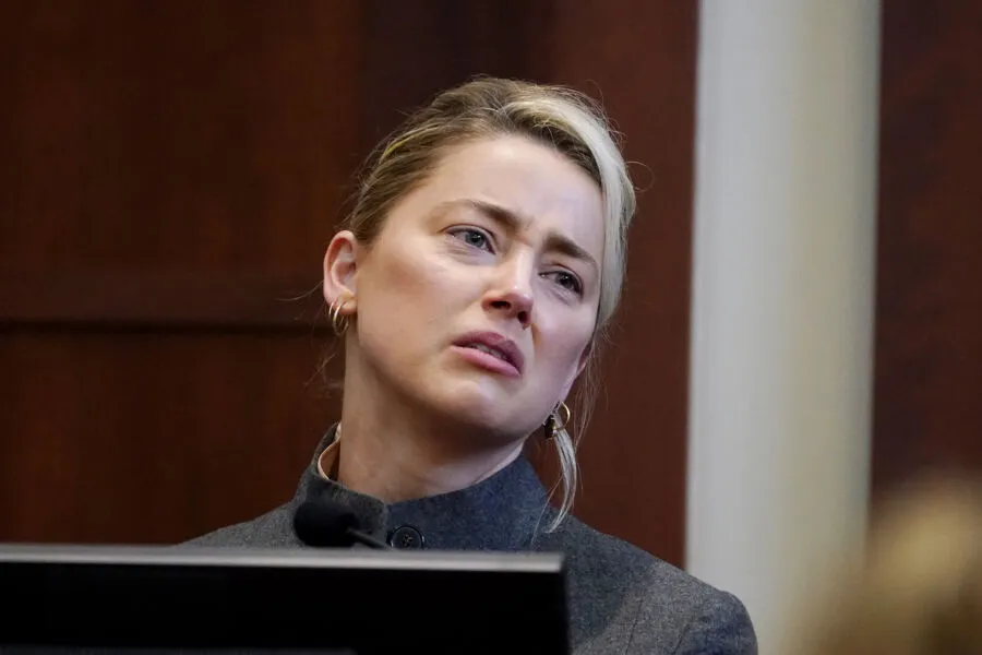 Atriz de 36 anos evocou vários episódios violentos perante o tribunal