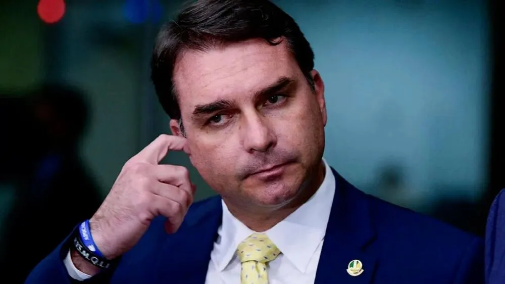O senador Flávio Bolsonaro é acusado pelo MPRJ de enriquecimento ilícito ao se apropriar do salário de funcionários do gabinete dele na Alerj, no período em que era deputado estadual.
