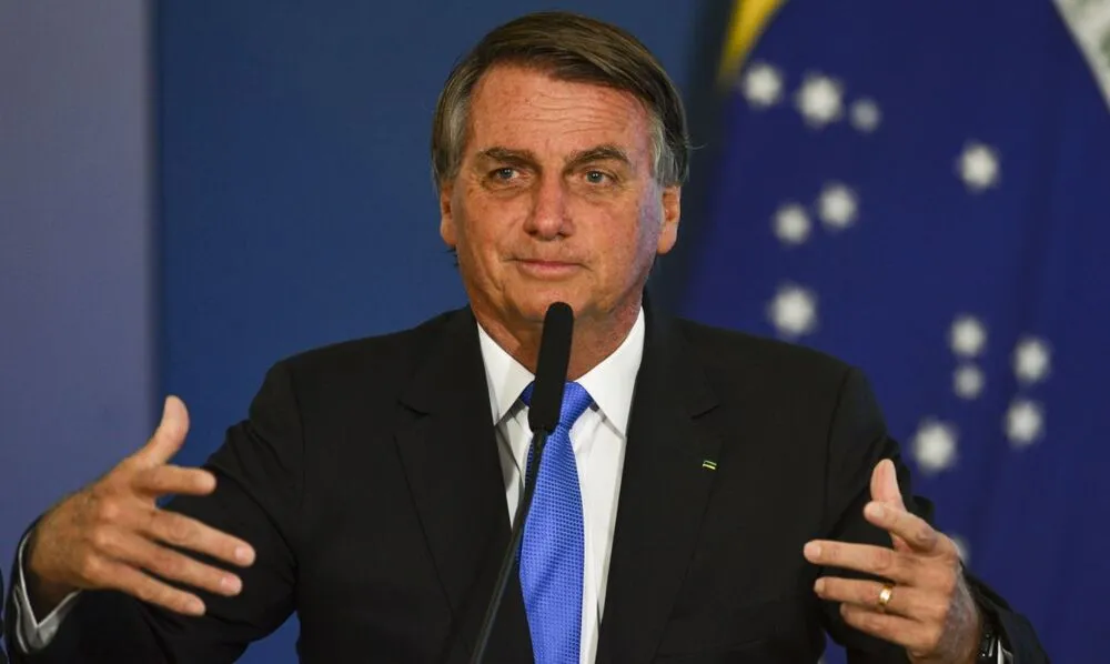 Bolsonaro voltou a minimizar a defesa de golpe militar - o que é inconstitucional - em manifestações pró-governo