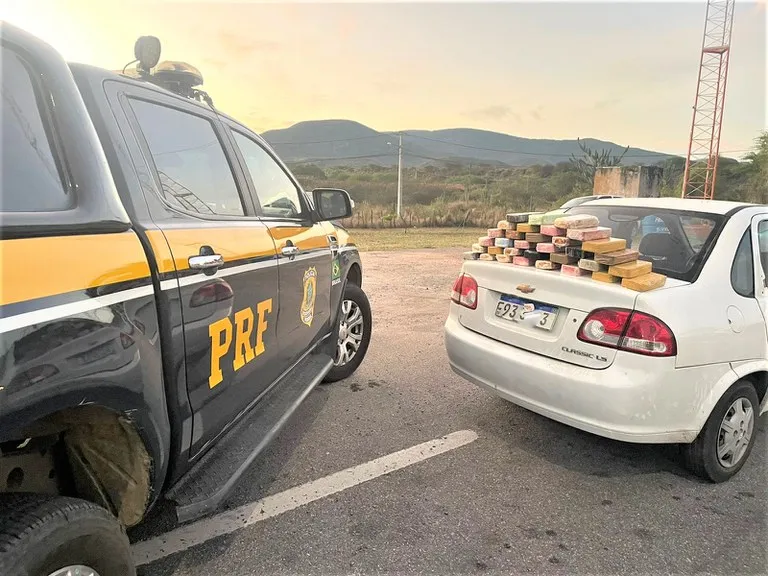 Ao todo foram apreendidos 33,4 Kg (trinta e três quilos e quatrocentas gramas) da droga