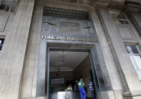 A Polícia Civil disse que o Gabinete da Delegada-Geral ainda não recebeu o documento oficial informando da entrega dos cargos comissionados