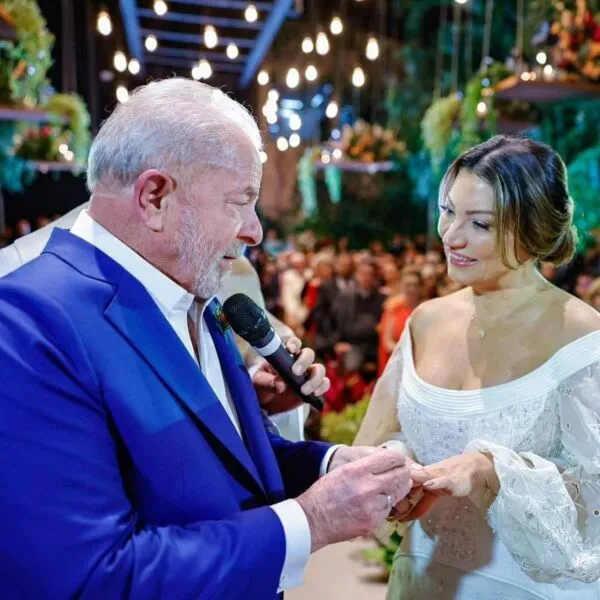 A cerimônia é o terceiro casamento do ex-presidente, atualmente com 76 anos