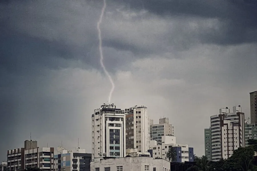 Imagem ilustrativa da imagem Mais de 12 mil raios atingiram a Bahia nesta quarta-feira