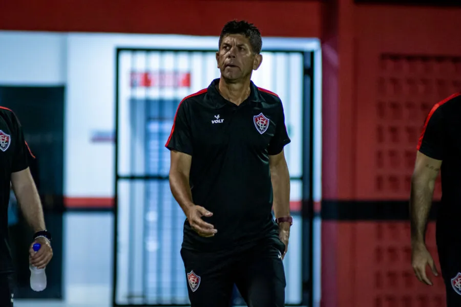 Fabiano Soares: “Pelo pouco tempo que estou aqui, percebi que camisa do Vitória é muito pesada e é difícil alguns jogarem com ela”