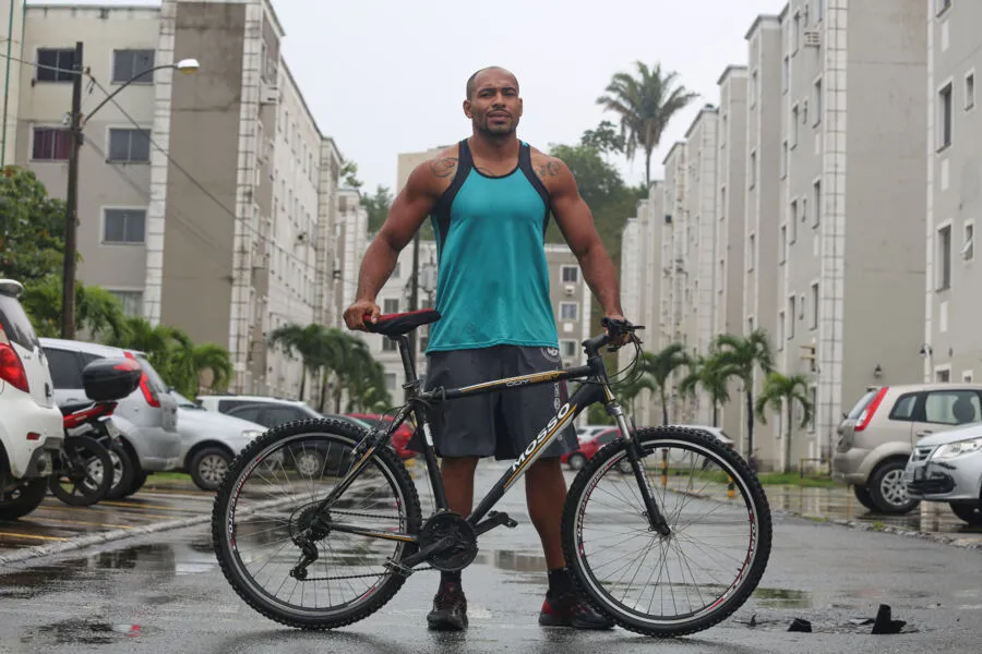 Vigia noturno, Moacir utiliza a bicicleta como meio de transporte há 8 anos