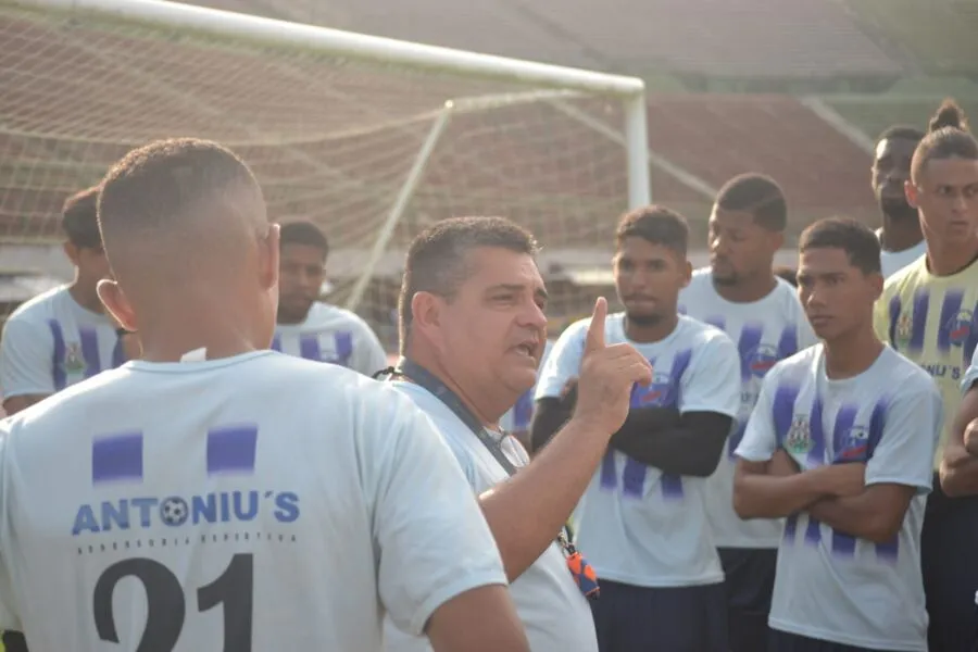 Técnico Fernando Dourado conversa com jogadores em treino do Galícia antes do começo da Série B do Campeonato Baiano