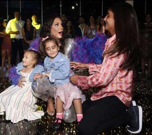 Ivete Sangalo acompanhada por seus filhos