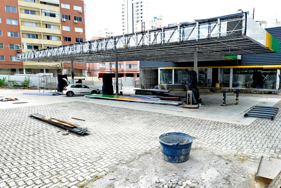 Obra parada do posto de combustível na Avenida Paulo VI