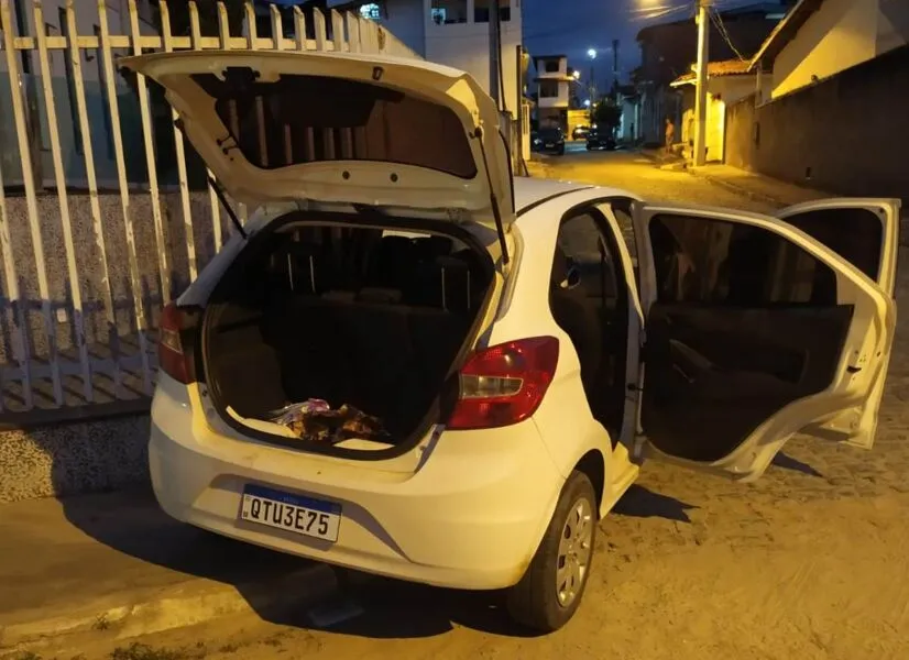 No interior do veículo foram encontradas três chaves de outros veículos