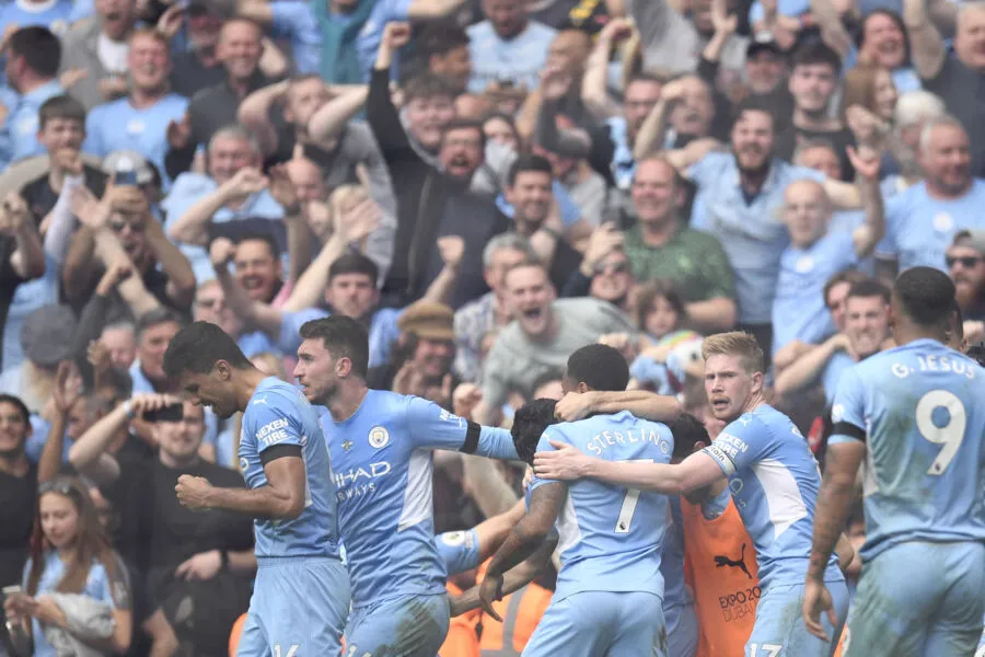 Comemorações após o gol da virada contra o Aston Villa