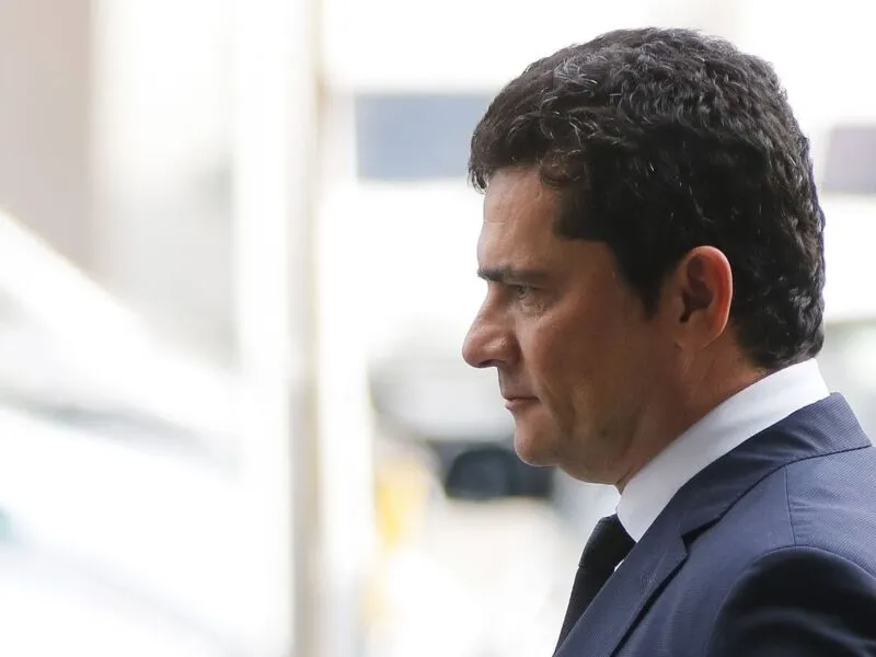 Sérgio Moro se defendeu em nota ao alegar que “a gestão desastrosa do PT quase quebrou a Petrobras e o país. O que prejudicou a economia e eliminou empregos foi a corrupção, e não o combate a ela”