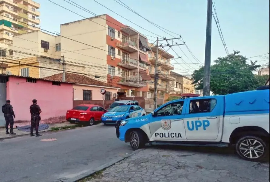 Policiais ao lado de um corpo após o fim da operação