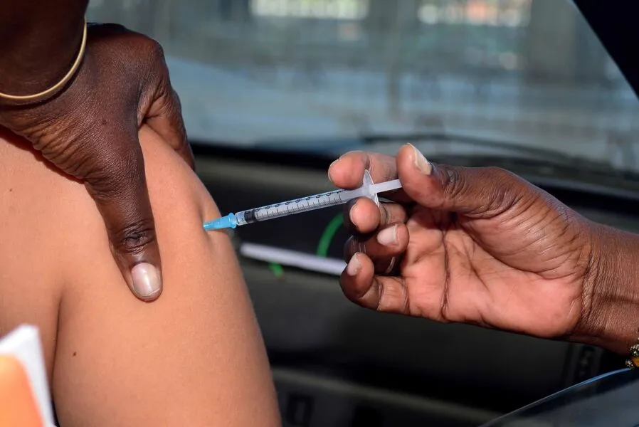 Público da 4ª dose e os não inclusos na estratégia "Liberou Geral" deverão estar com o nome na lista no site da SMS