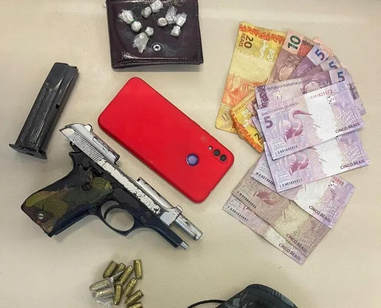 Foram encontrados porções de crack, uma pistola calibre 380, munições, um carregador de pistola, além de celular e dinheiro