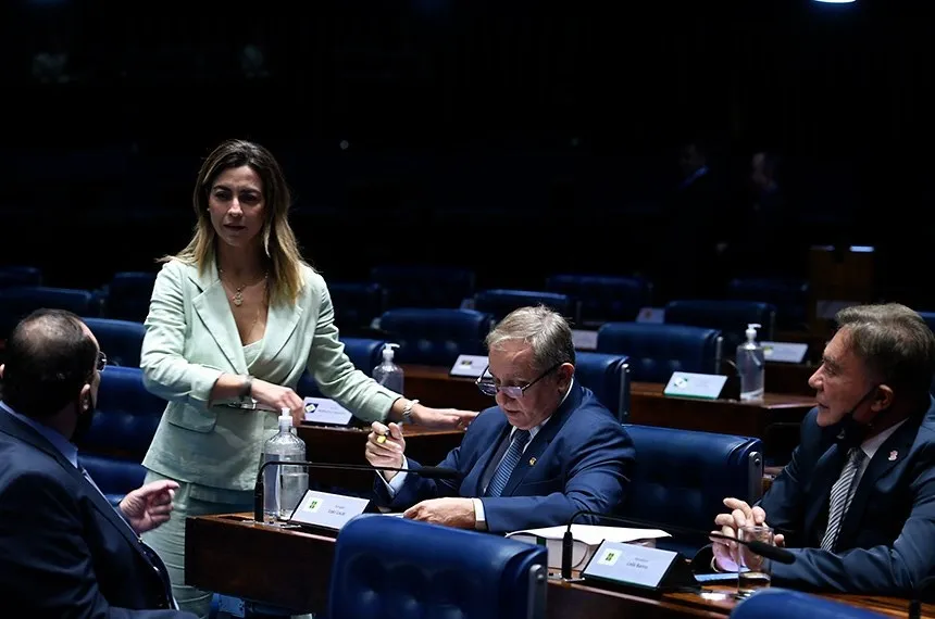 A relatora da medida provisória, Soraya Thronicke, conversa com senadores durante a sessão desta quinta