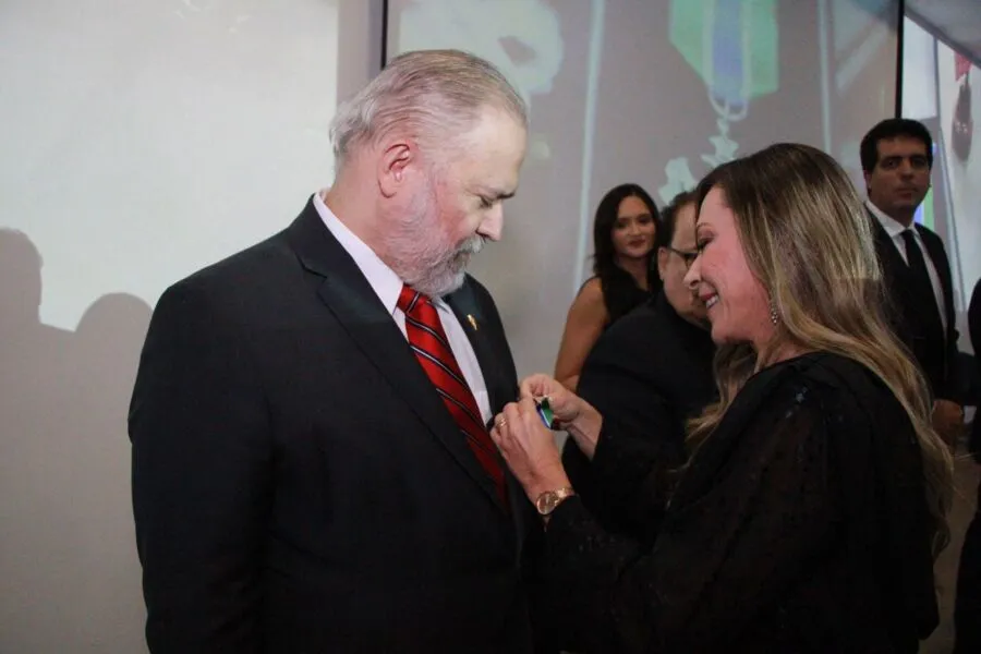 O procurador-geral da República, Augusto Aras, é condecorado pela Delegada-Geral, Heloísa Campos de Brito