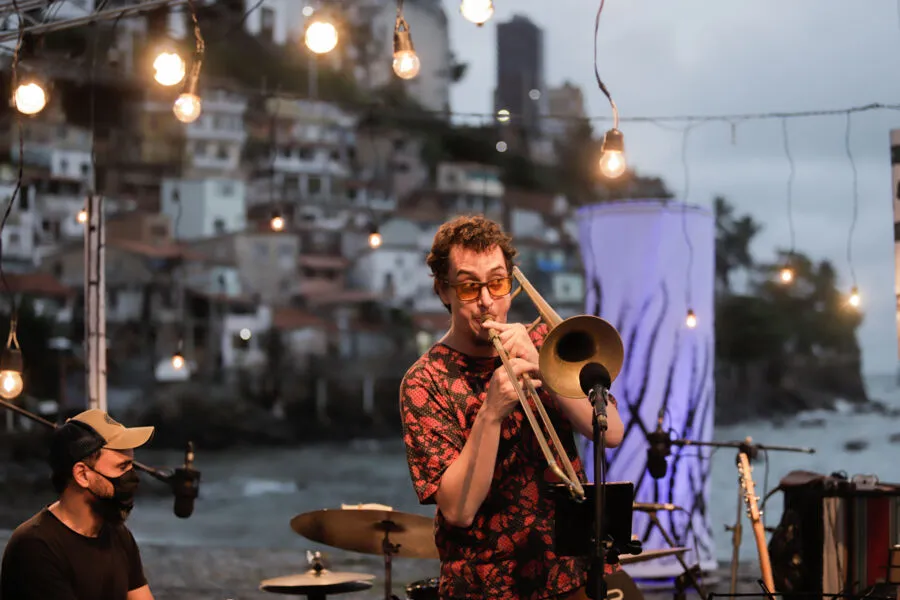 Mathias Traut sopra forte o trombone, avisa o povo que tem  JAM no MAM