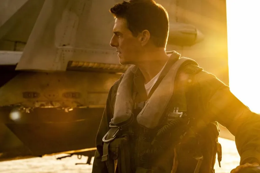 O incansável Tom Cruise volta ao papel que alavancou a carreira como Pete Maverick Mitchell