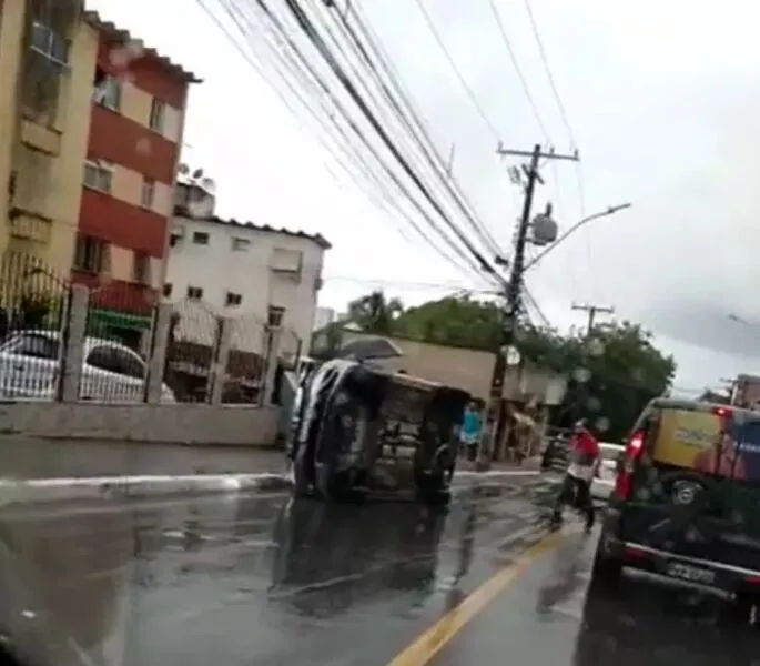 Veículo ficou com a porta do motorista voltada para cima após acidente