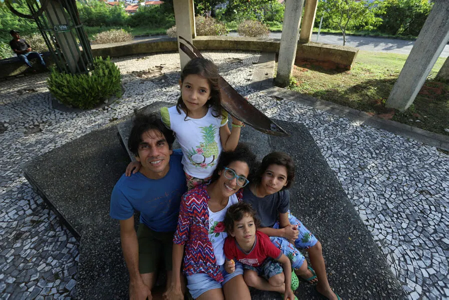 Carla Marques e Igor Sant'ana acreditam que o ensino em casa leva conhecimento aos filhos