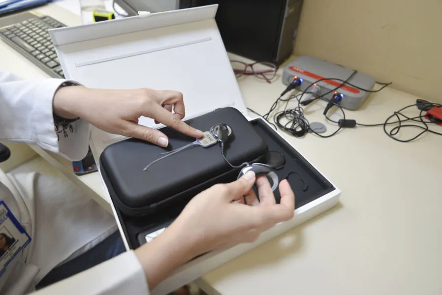 A OMS destaca a importância do implante coclear, quando necessário
